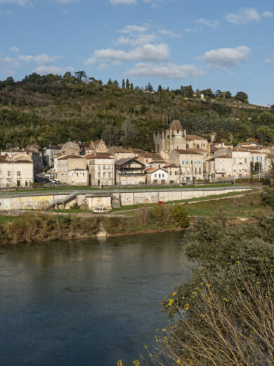 vue d'ensemble de la la ville avec l'eau et les maisons