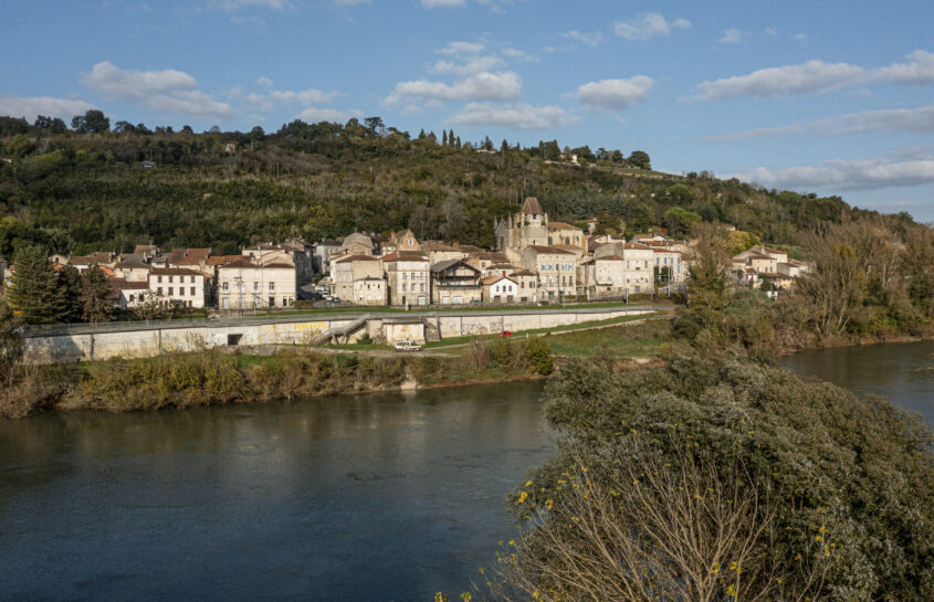 vue d'ensemble de la la ville avec l'eau et les maisons