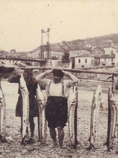 photo en noir et blanc de pêcheurs